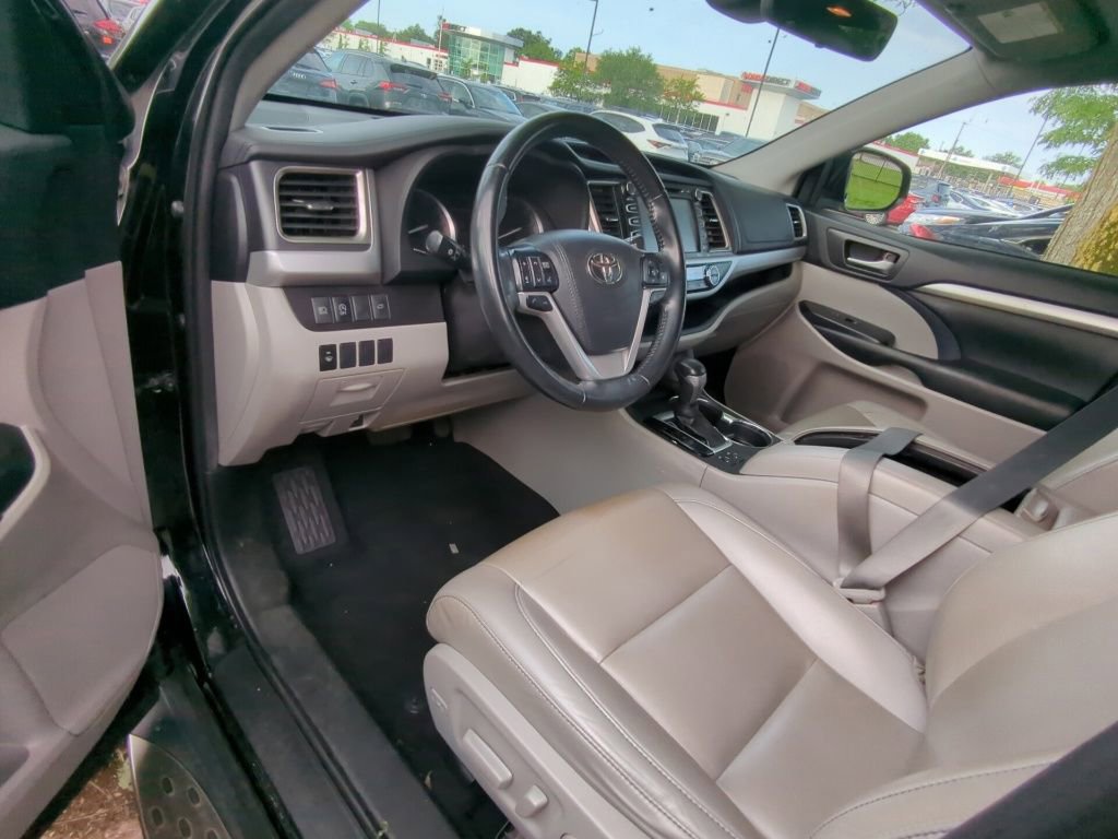 Used 2019 Toyota Highlander XLE FWD image 7