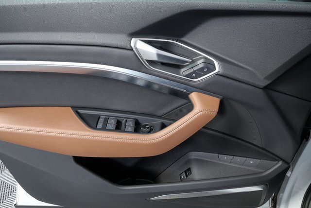 Used 2024 Audi Q8 e-tron Premium Plus image 6