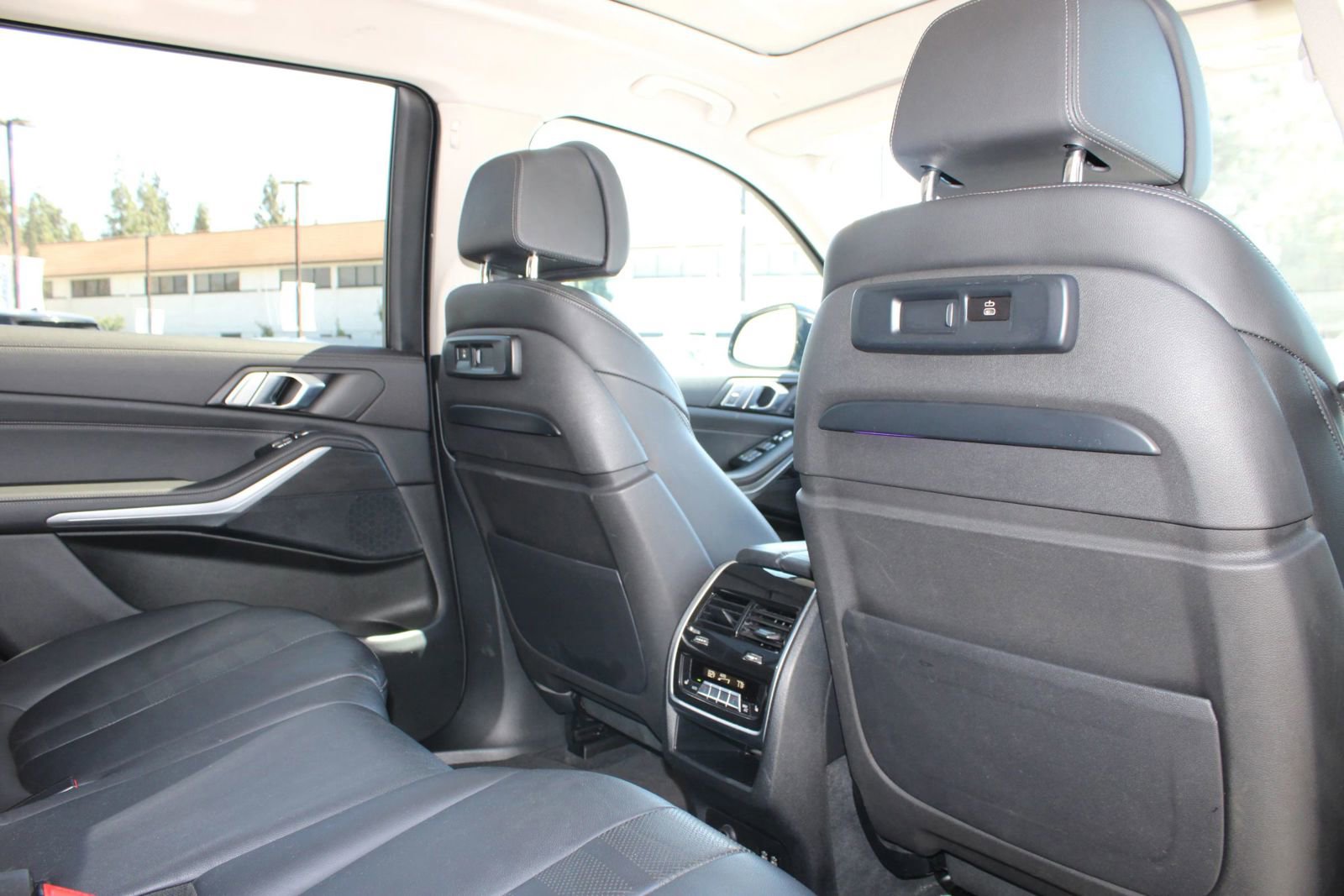 Used 2022 BMW X7 xDrive40i w/ Premium Package image 17