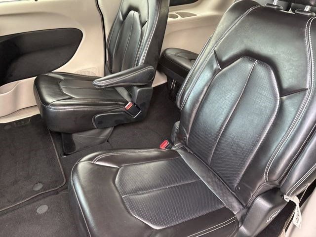 Used 2023 Chrysler Pacifica Touring-L image 31