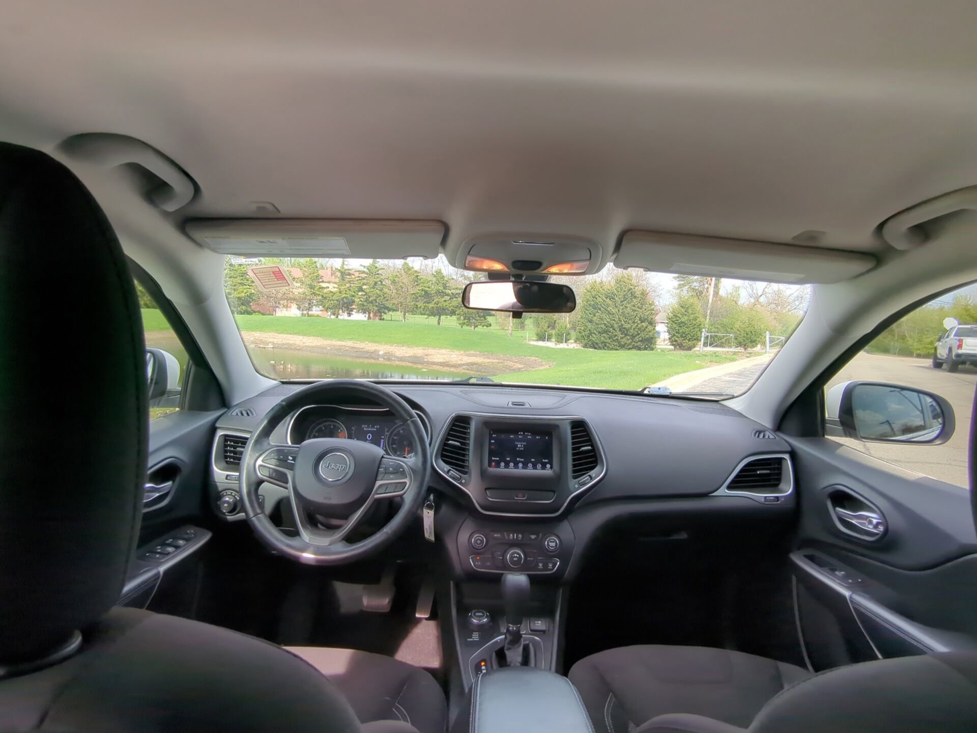 Used 2019 Jeep Cherokee Latitude w/ Cold Weather Group image 18