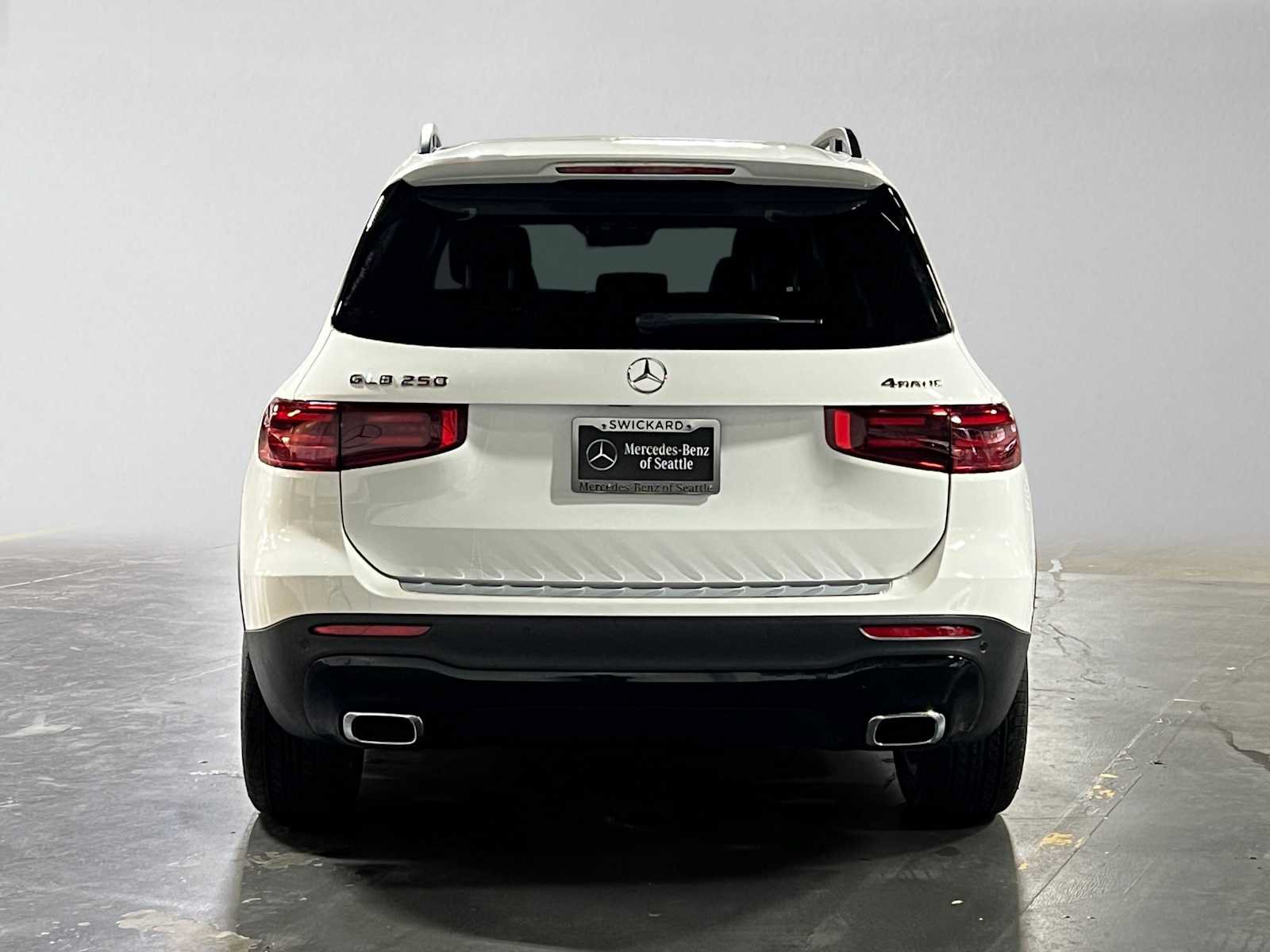 Used 2026 Mercedes-Benz GLB 250 4MATIC image 4