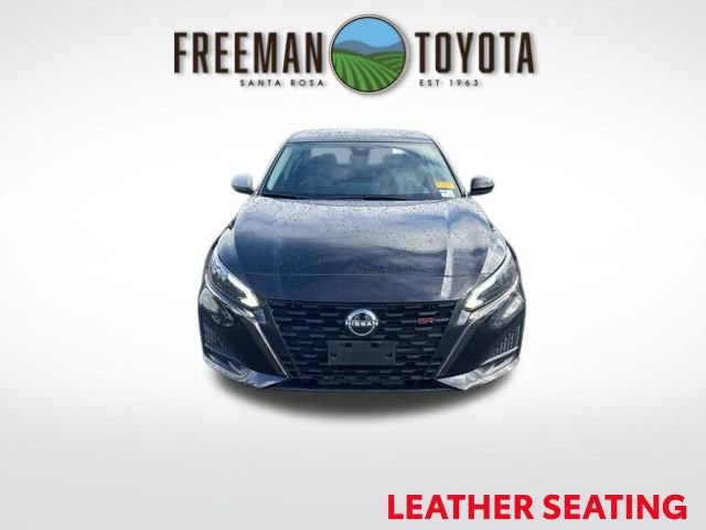 Used 2023 Nissan Altima 2.5 SR w/ SR Premium Package FWD image 3
