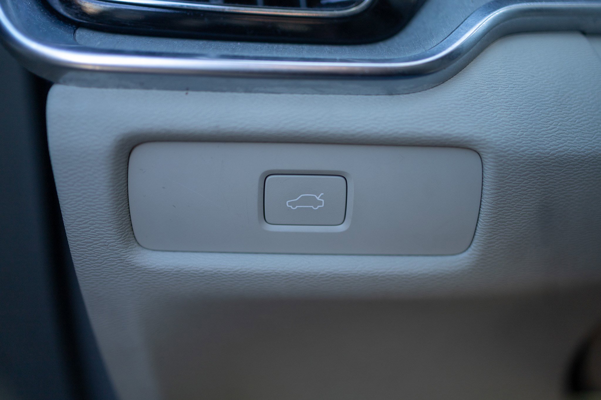 Used 2024 Volvo V60 B5 Cross Country Plus w/ Protection Package Premier image 14