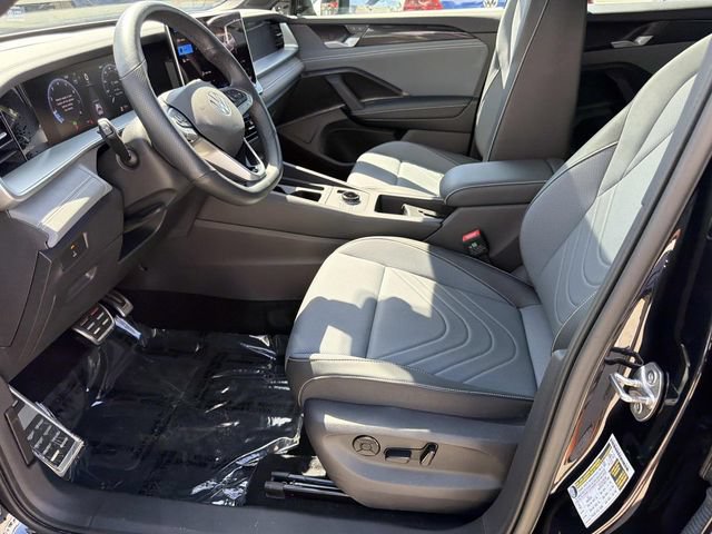 Certified 2025 Volkswagen Tiguan SE R-Line FWD image 13