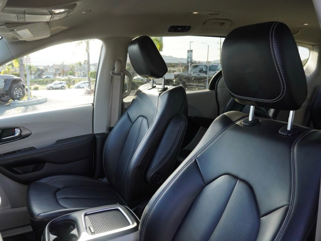 Certified 2023 Chrysler Pacifica Touring-L image 17