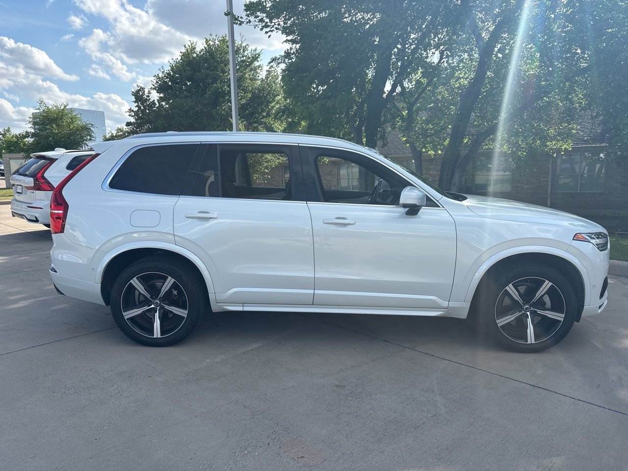 Used 2017 Volvo XC90 T5 R-Design w/ Vision Package image 4