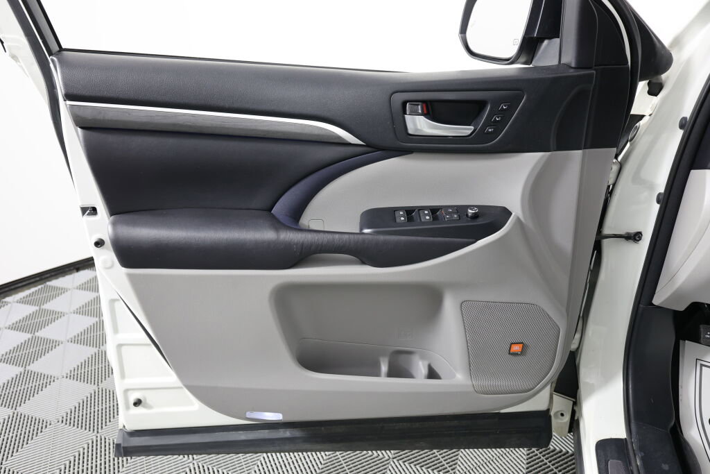 Used 2017 Toyota Highlander Limited image 12