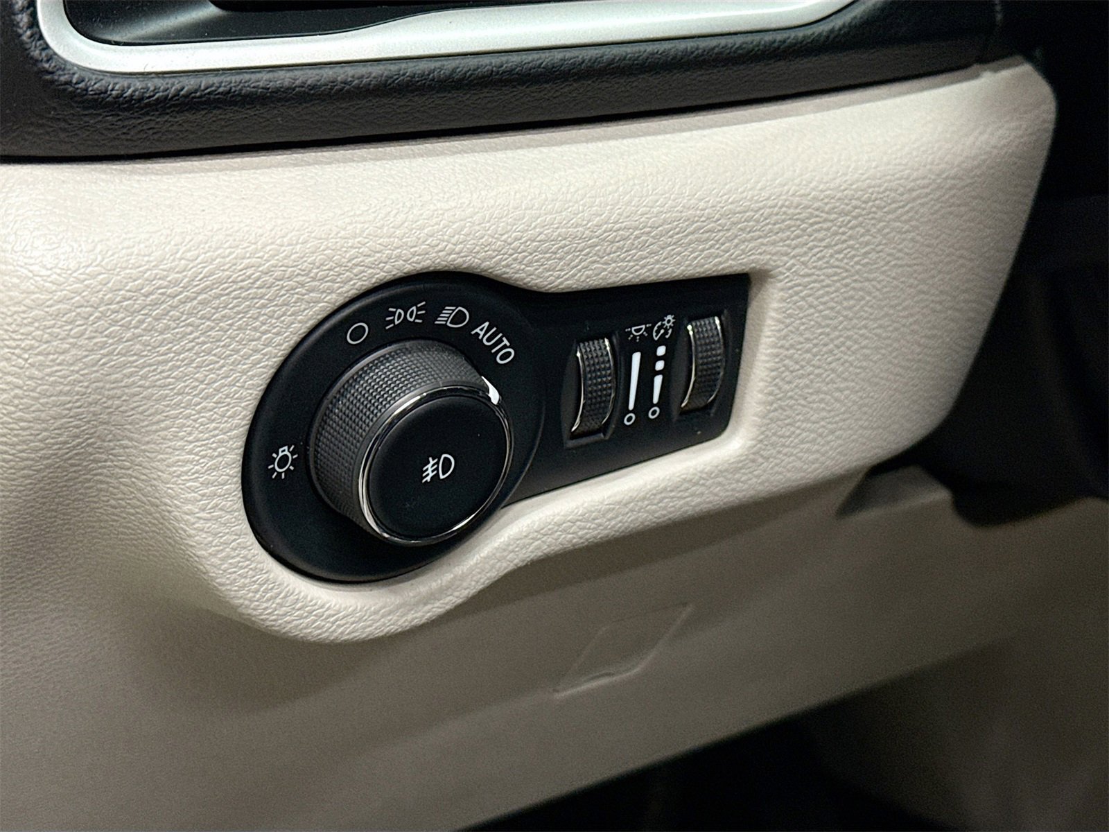 Used 2022 Chrysler Pacifica Touring-L image 10