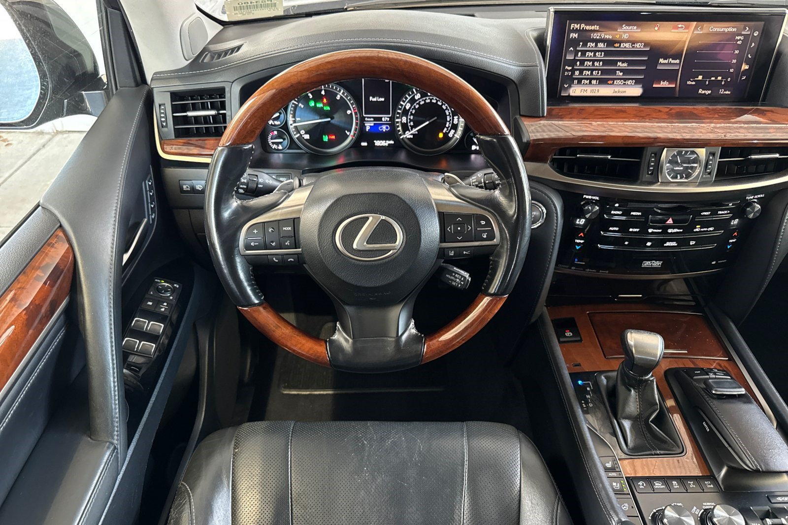 Used 2017 Lexus LX 570 4WD w/ Luxury Package image 18