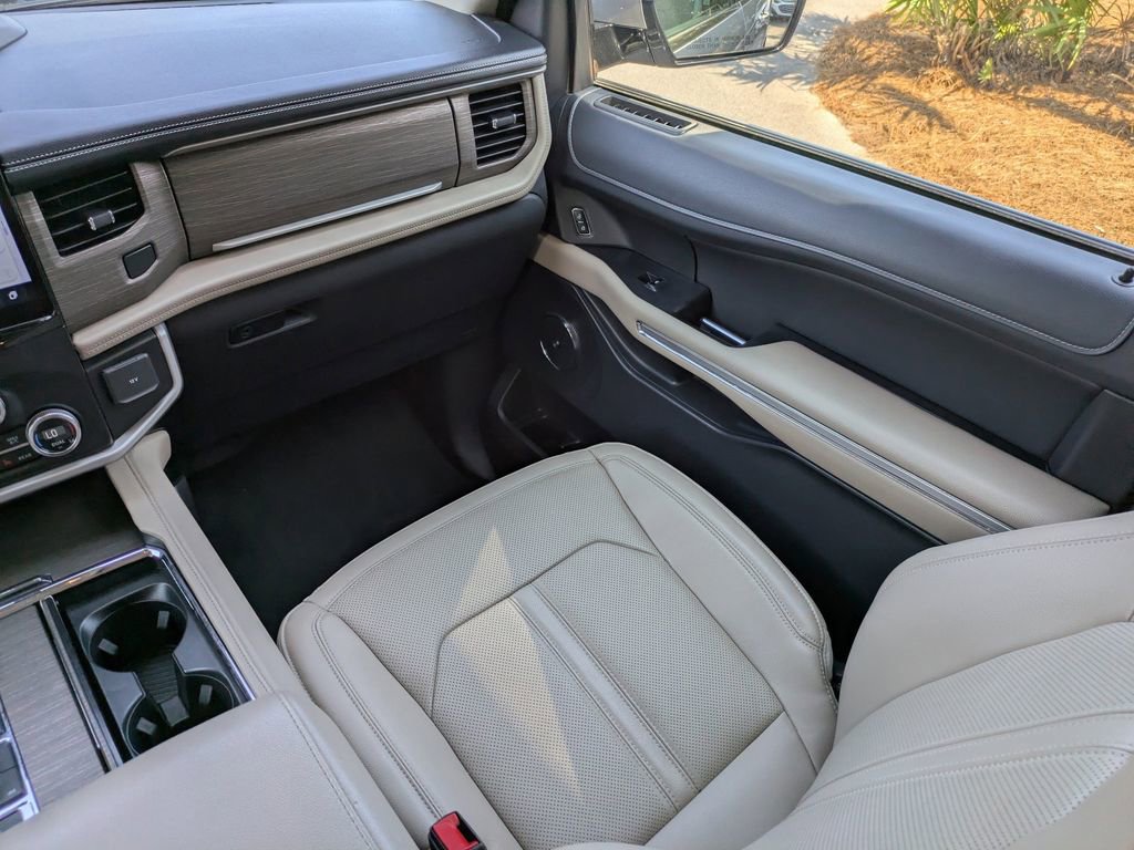 Used 2024 Ford Expedition Limited AWD/4WD image 18
