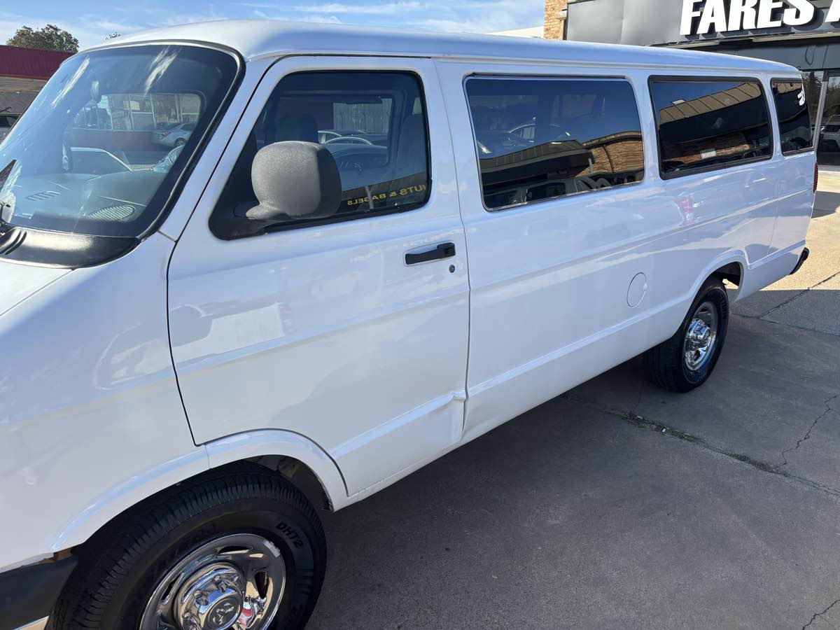 Used 2000 Dodge B3500 image 3