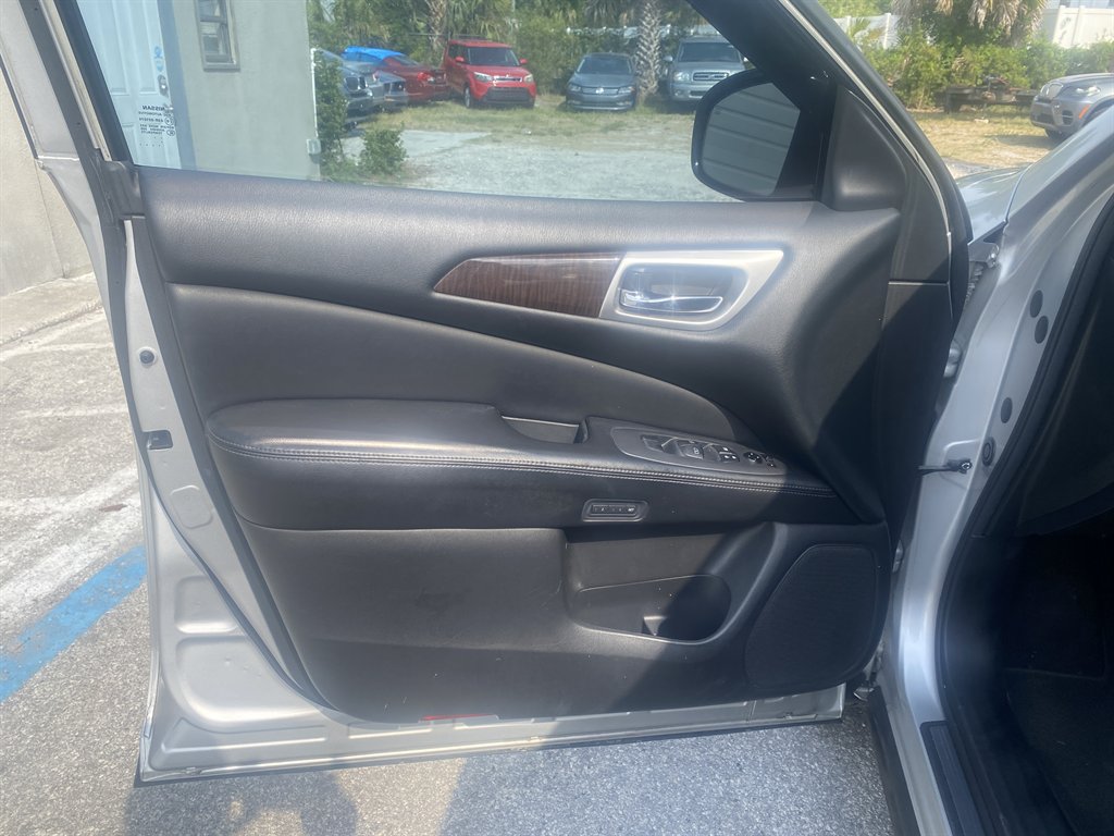 Used 2013 Nissan Pathfinder SL FWD image 9