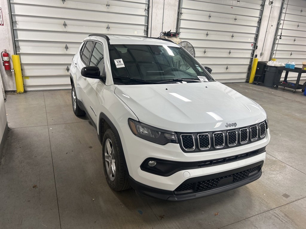 Used 2024 Jeep Compass Latitude w/ Altitude Special Edition image 1