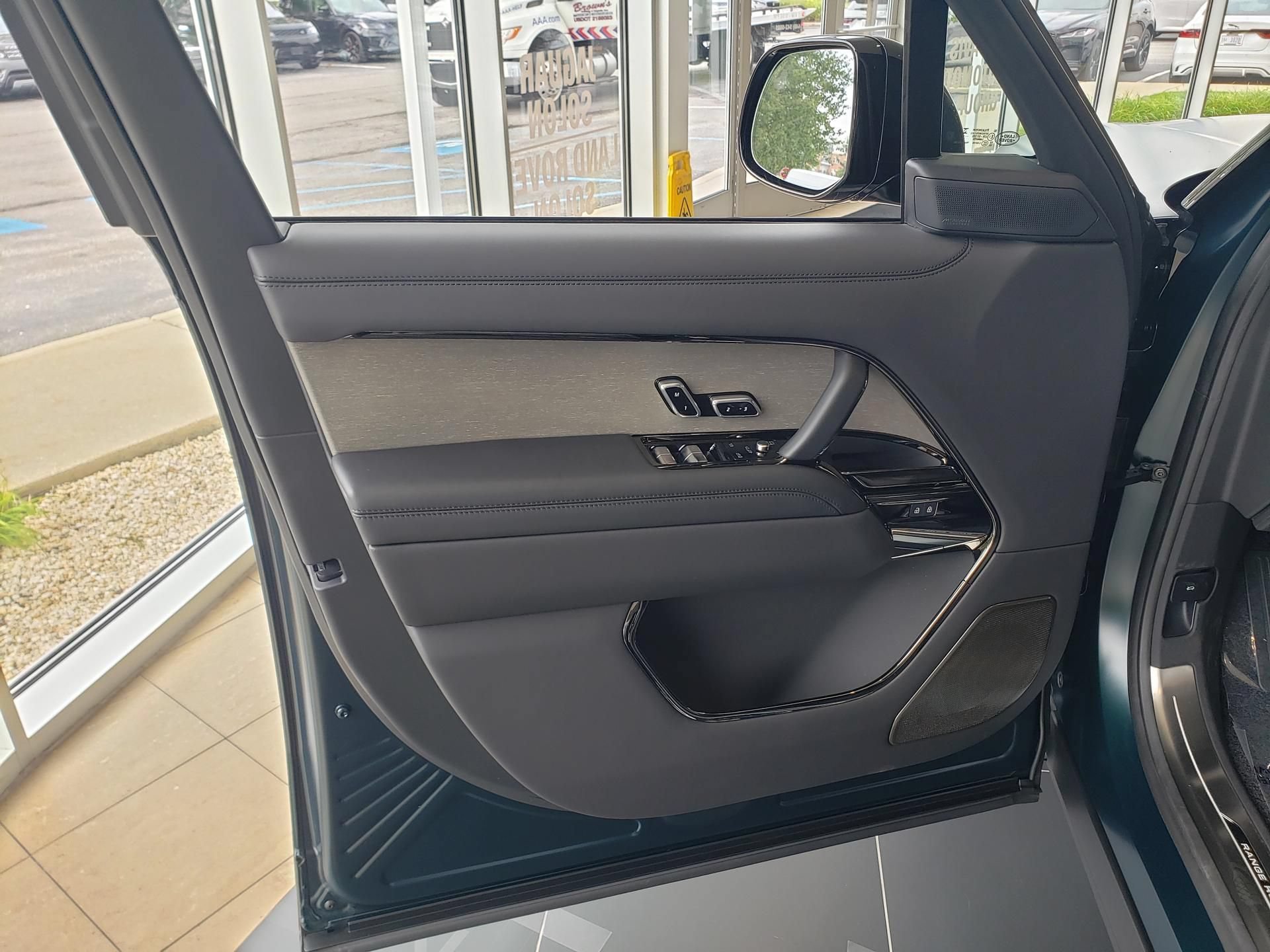 New 2026 Land Rover Range Rover SV AWD/4WD image 9