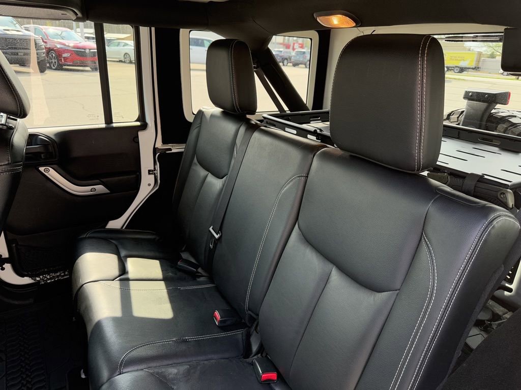 Used 2015 Jeep Wrangler Unlimited Rubicon w/ Connectivity Group AWD/4WD image 39