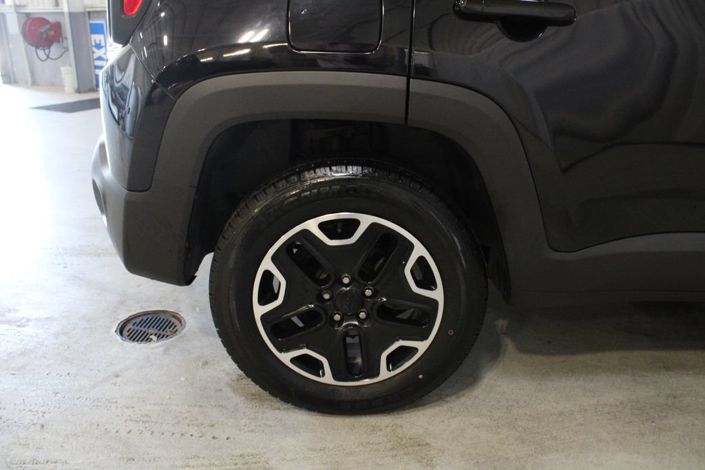 Used 2016 Jeep Renegade Trailhawk w/ Premium Trailhawk Package AWD/4WD image 25