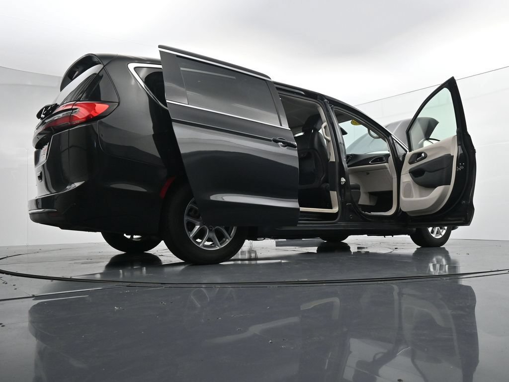 Used 2023 Chrysler Pacifica Touring-L FWD image 43