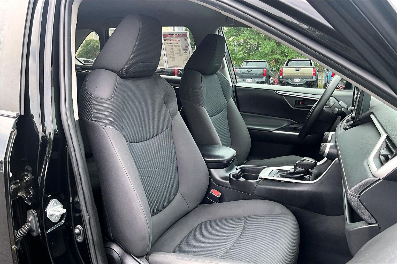 Used 2021 Toyota RAV4 LE AWD/4WD image 7