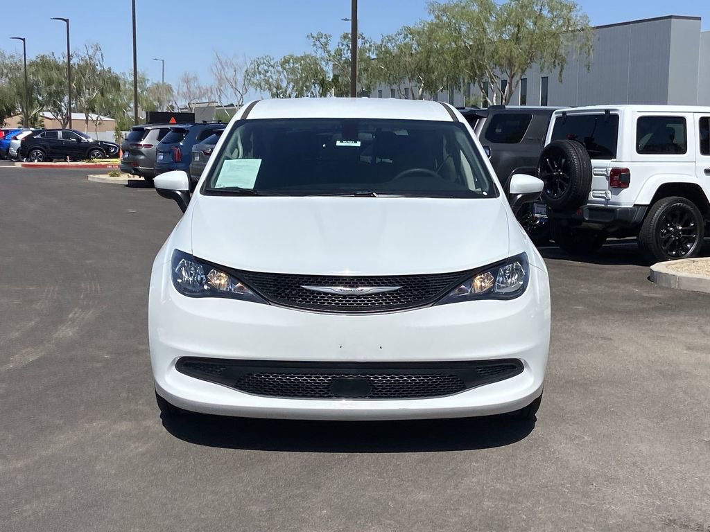 Used 2022 Chrysler Voyager LX FWD image 3