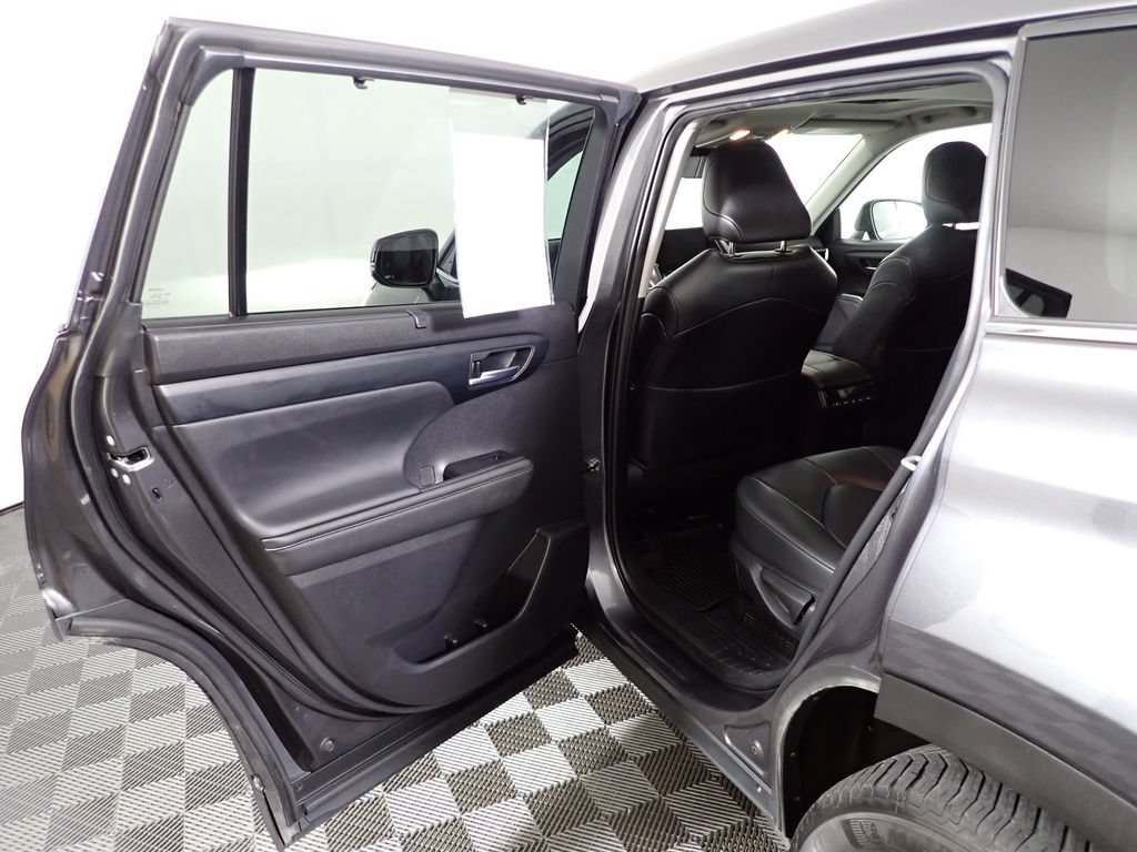 Used 2023 Toyota Highlander XLE AWD/4WD image 32