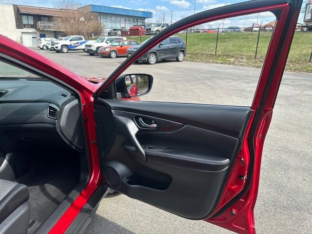 Used 2017 Nissan Rogue SV image 10