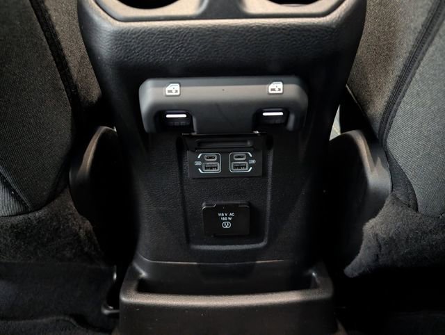 Used 2025 Jeep Wrangler Unlimited Sahara AWD/4WD image 10