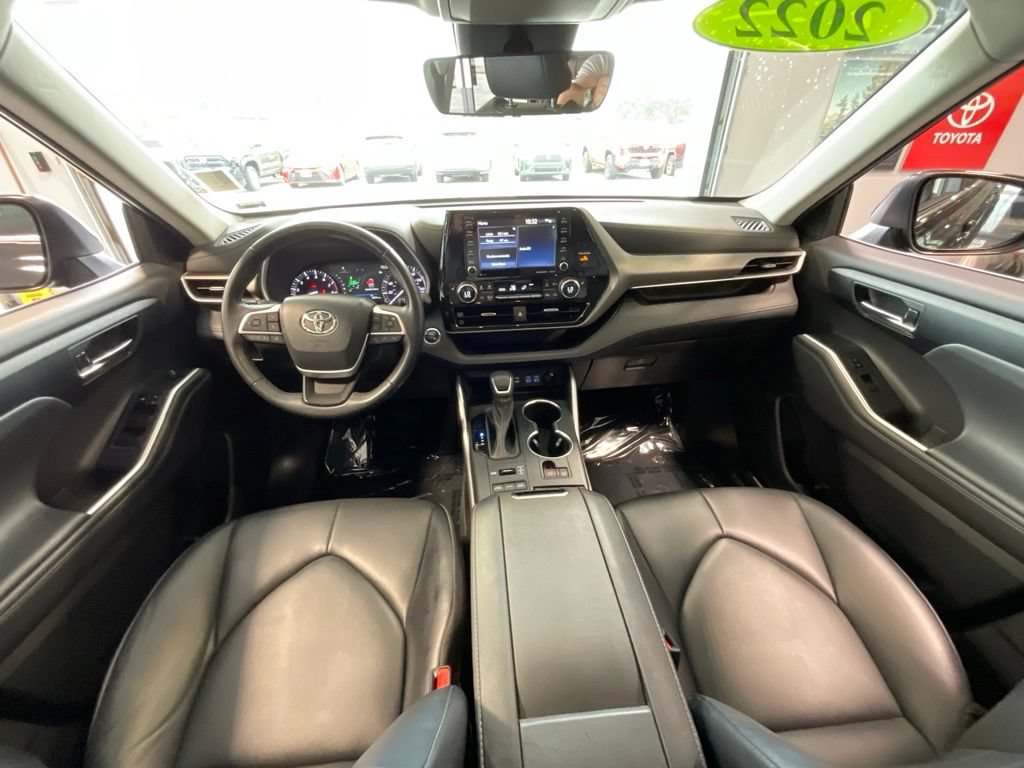 Used 2022 Toyota Highlander XLE AWD/4WD image 8