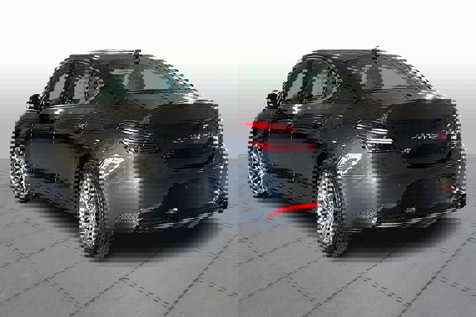 Used 2022 Genesis G70 2.0T image 11