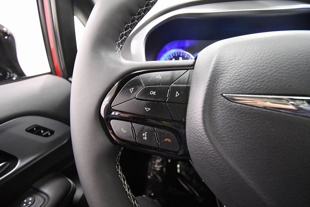 Used 2025 Chrysler Pacifica Limited image 21