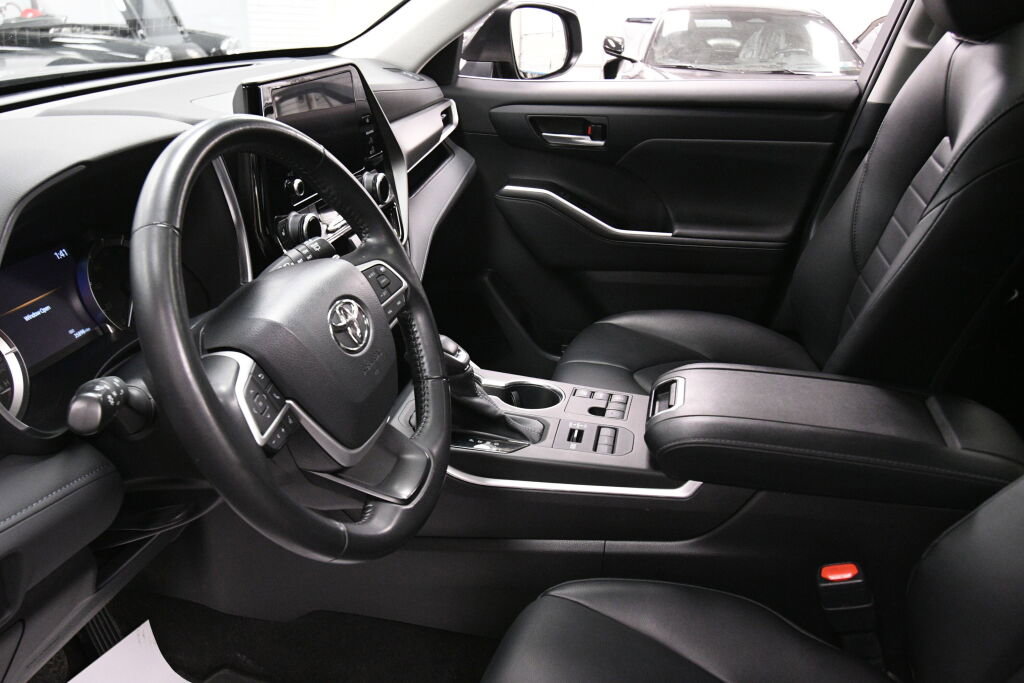 Certified 2023 Toyota Highlander XLE image 20