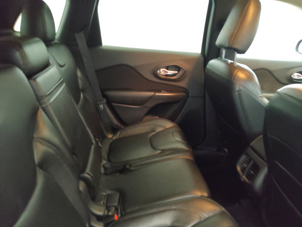 Used 2016 Jeep Cherokee Latitude w/ Safety/Convenience Group AWD/4WD image 19