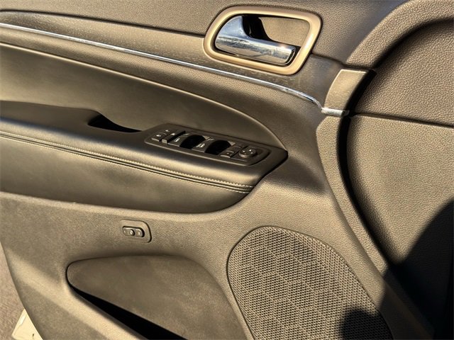 Used 2017 Jeep Grand Cherokee Limited image 22