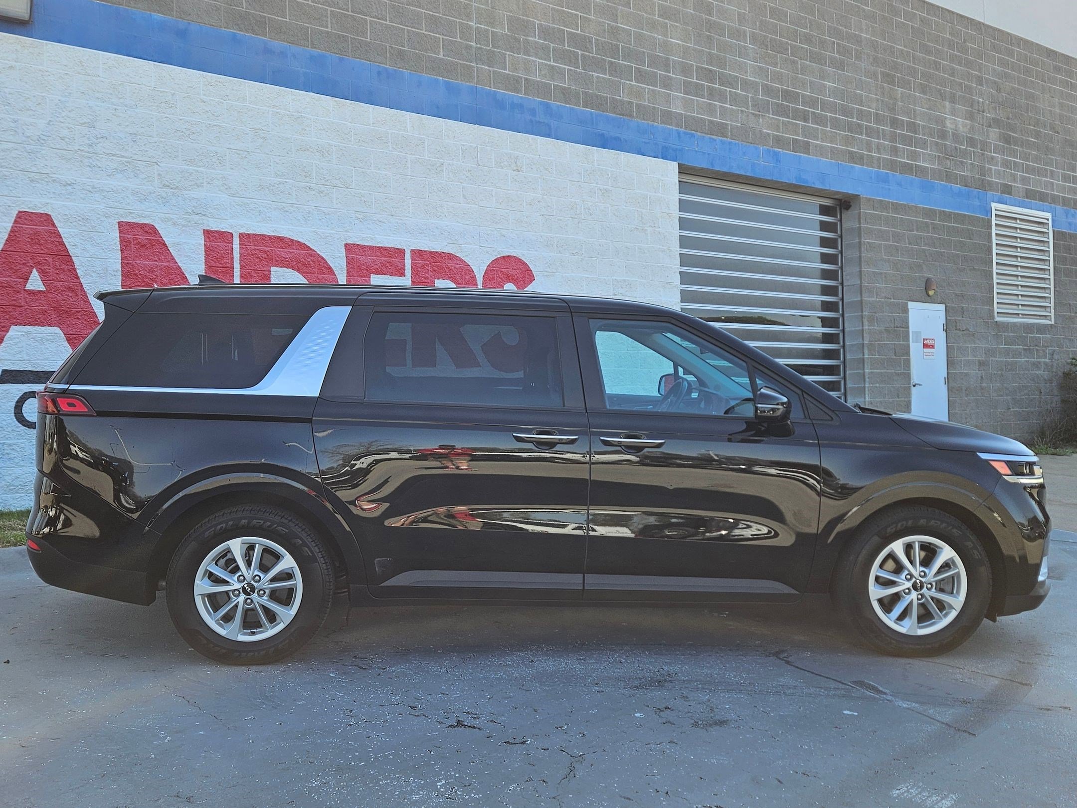 Used 2024 Kia Carnival LX FWD image 8