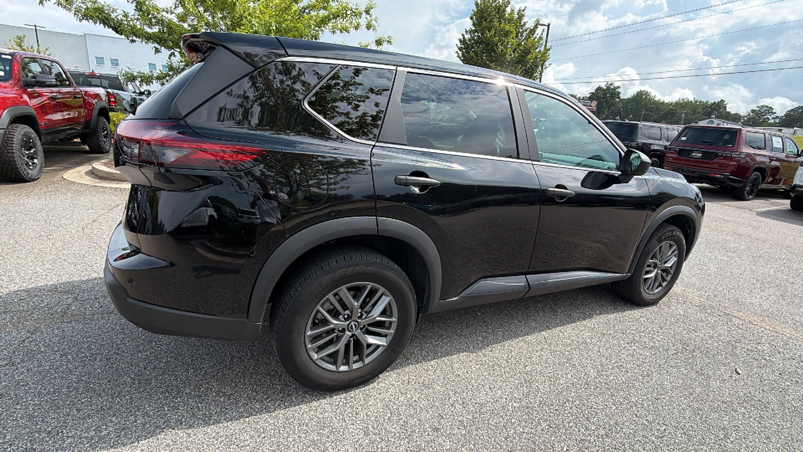 Used 2024 Nissan Rogue S AWD/4WD image 8