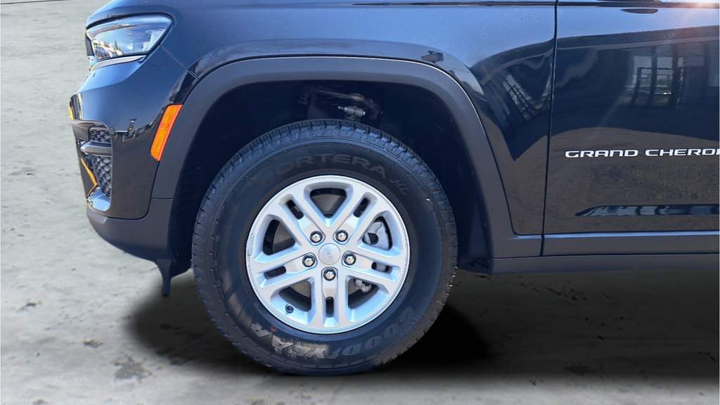 Used 2025 Jeep Grand Cherokee Laredo AWD/4WD image 29