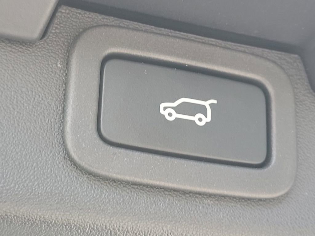 Used 2020 Land Rover Discovery Landmark image 12