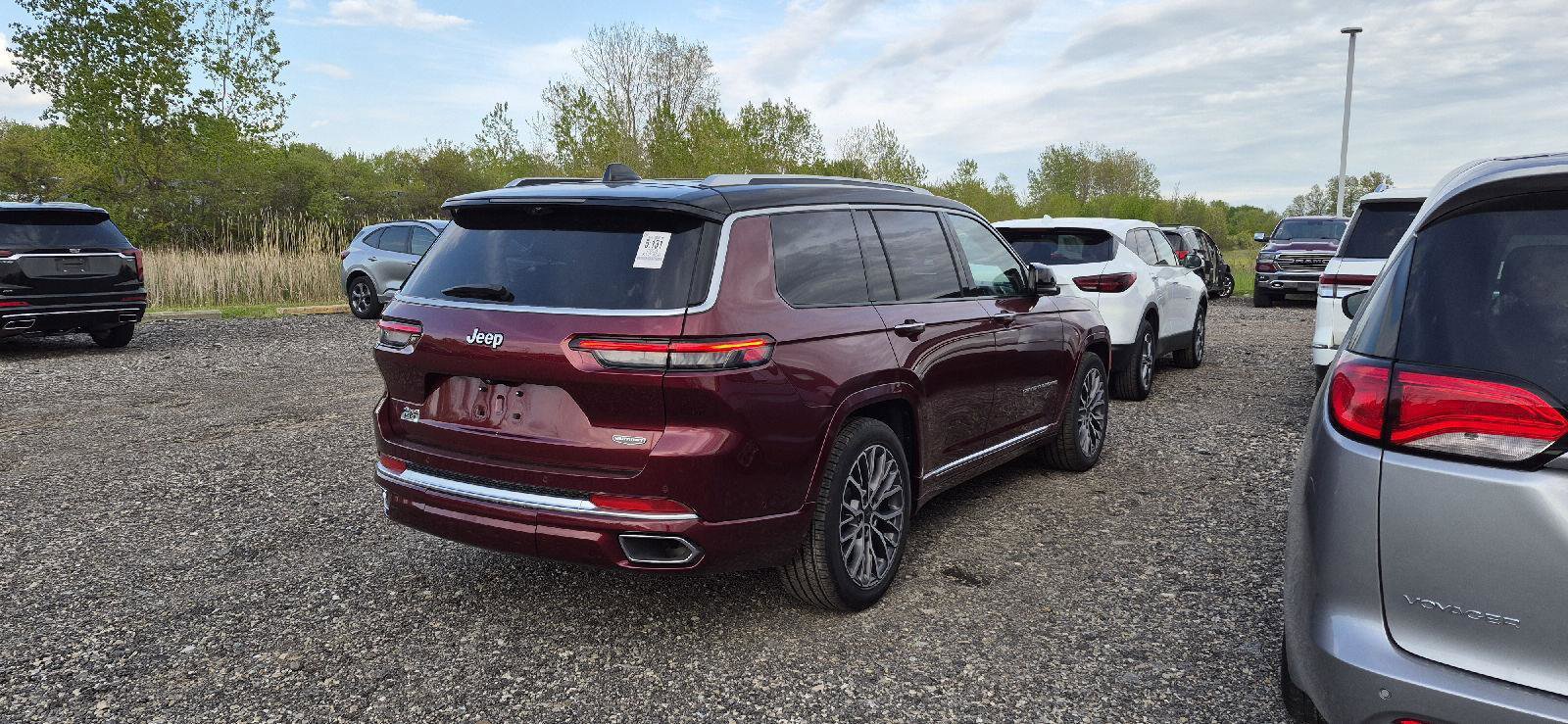 Used 2023 Jeep Grand Cherokee L Summit AWD/4WD image 3