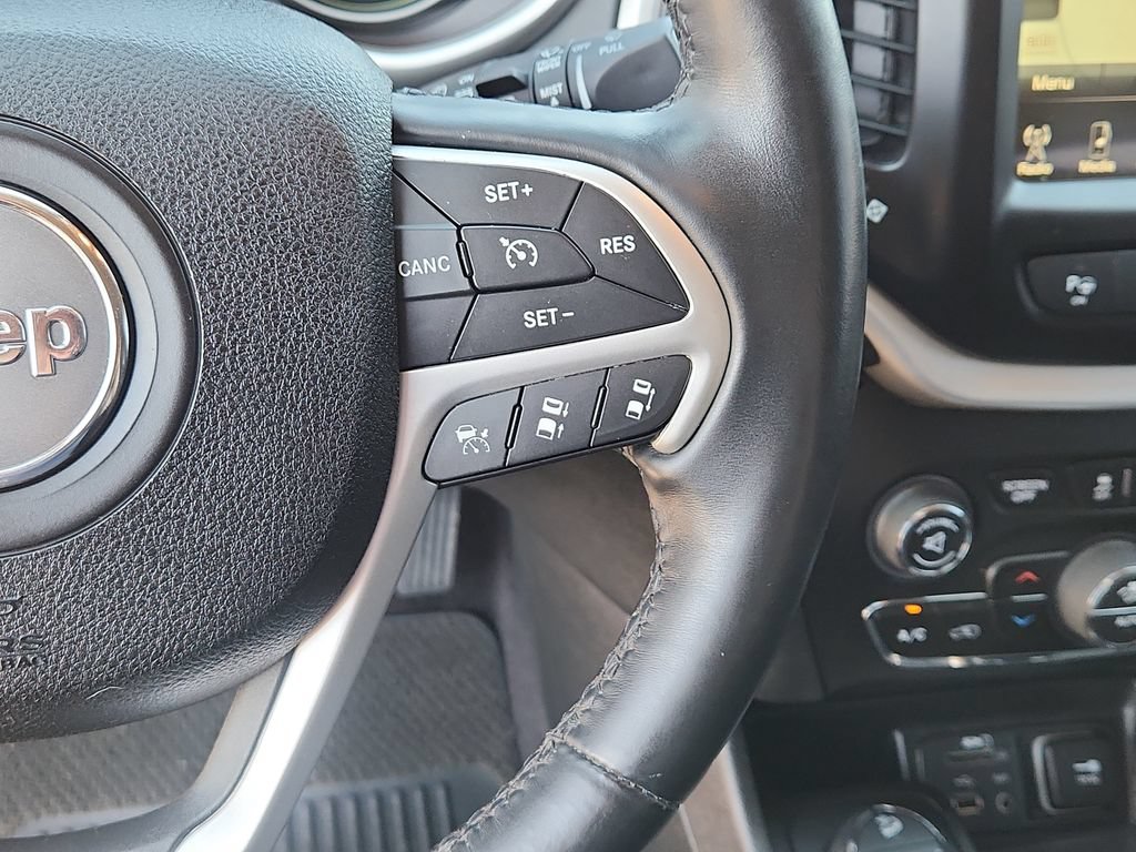 Used 2017 Jeep Cherokee Overland w/ Technology Group AWD/4WD image 16