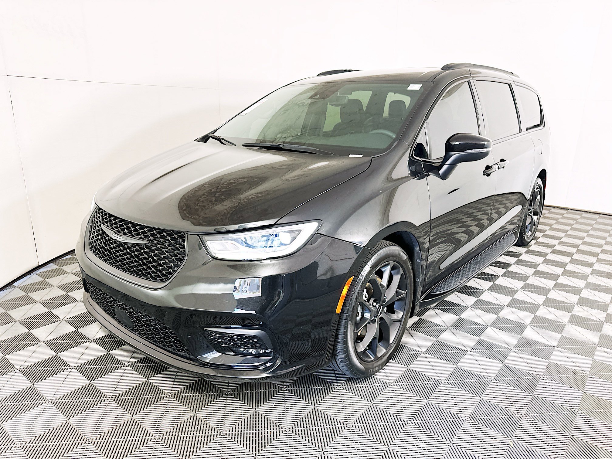 Used 2023 Chrysler Pacifica Touring-L w/ S Appearance Package FWD image 7
