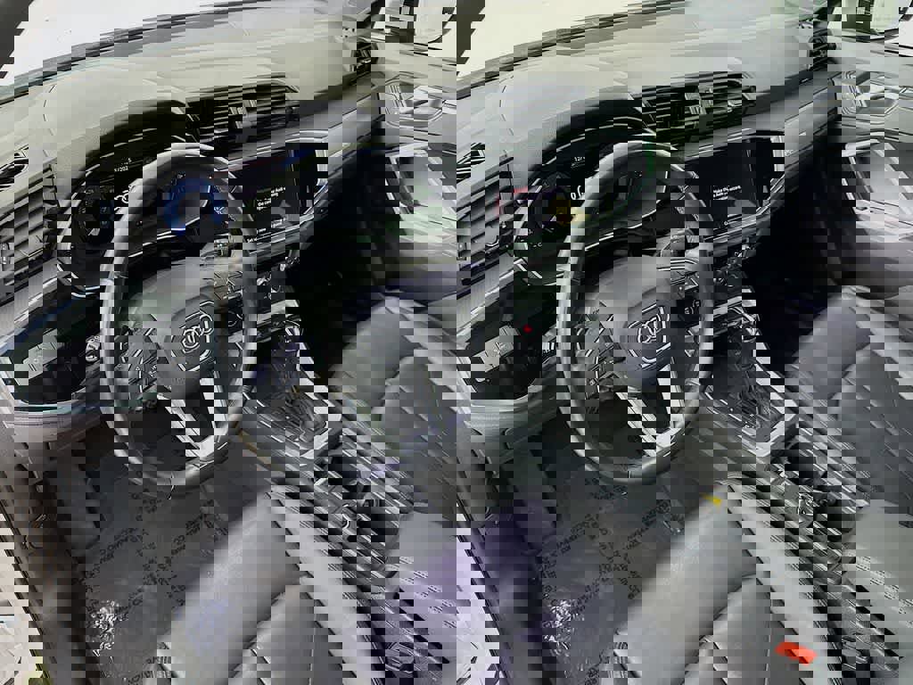 Used 2024 Audi Q3 2.0T Premium image 2