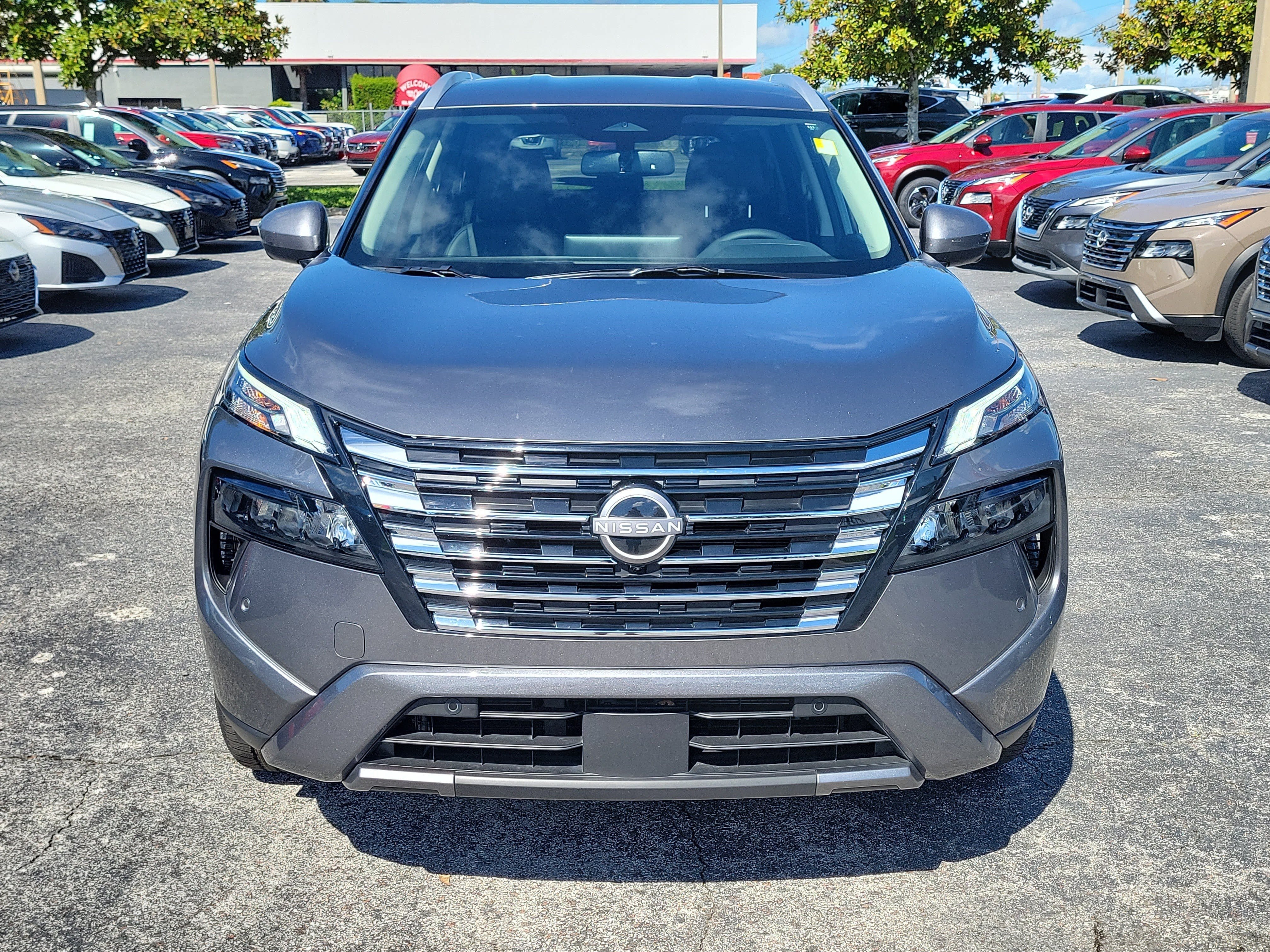 Certified 2025 Nissan Rogue SL FWD image 2