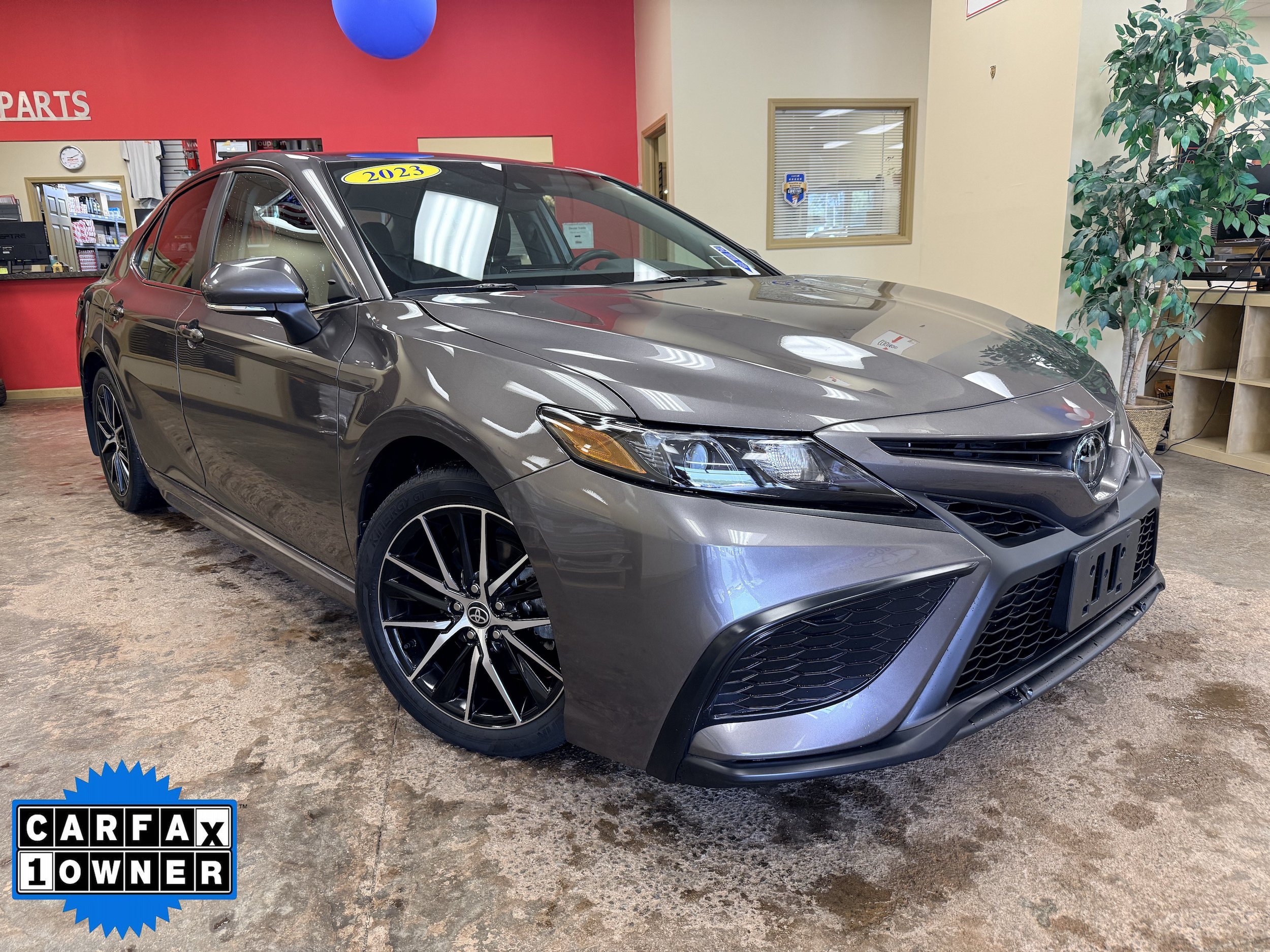 Used 2023 Toyota Camry SE FWD image 1