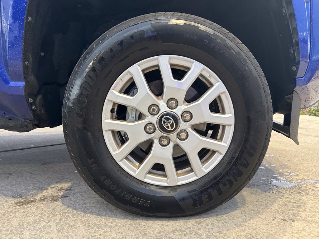 Used 2025 Toyota Tacoma SR5 AWD/4WD image 32