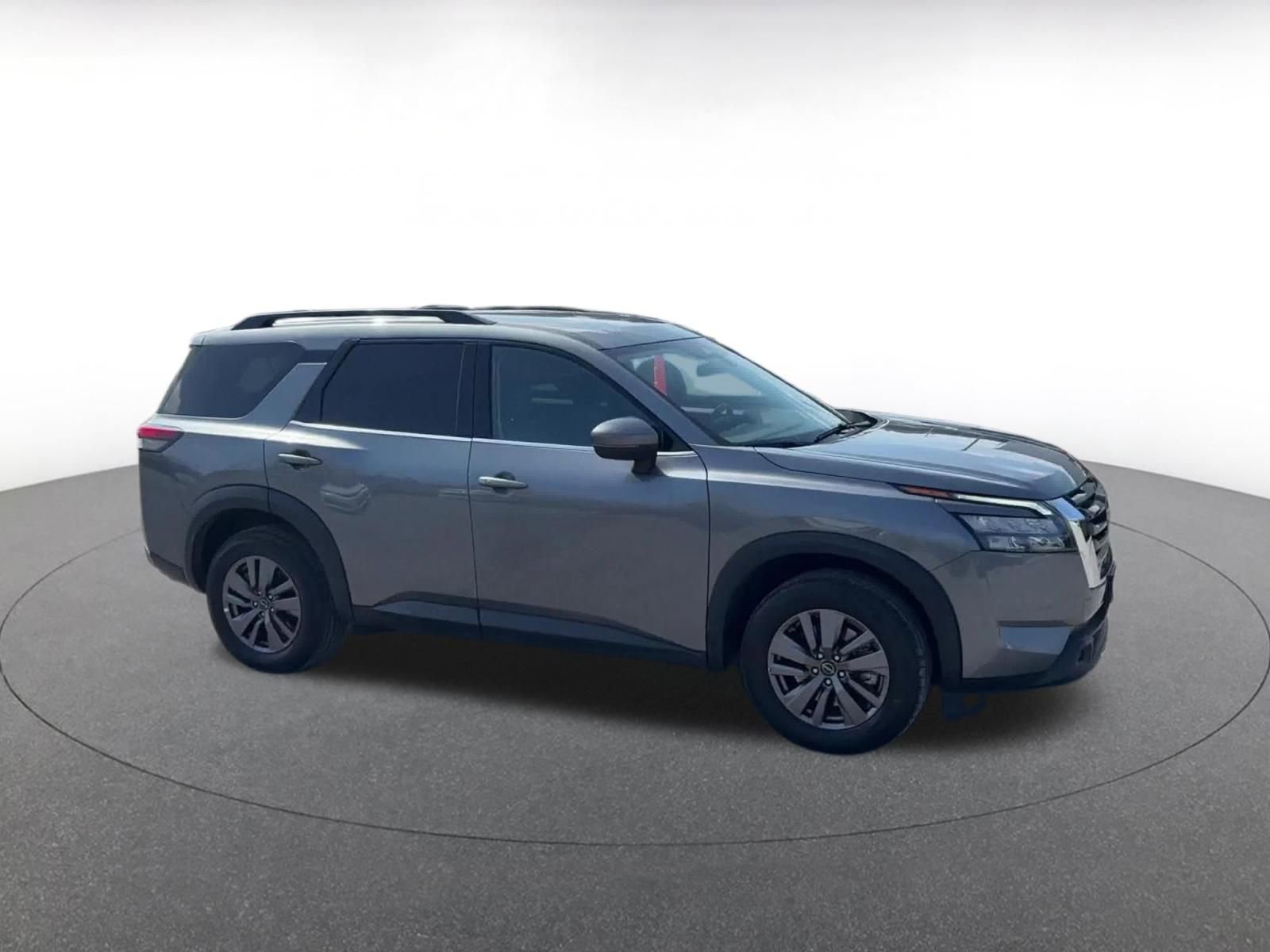 Used 2025 Nissan Pathfinder SV image 2