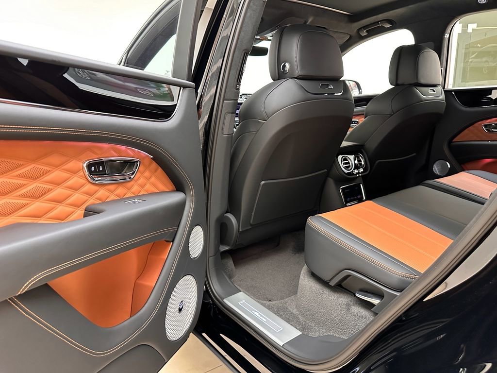 Used 2024 Bentley Bentayga image 24