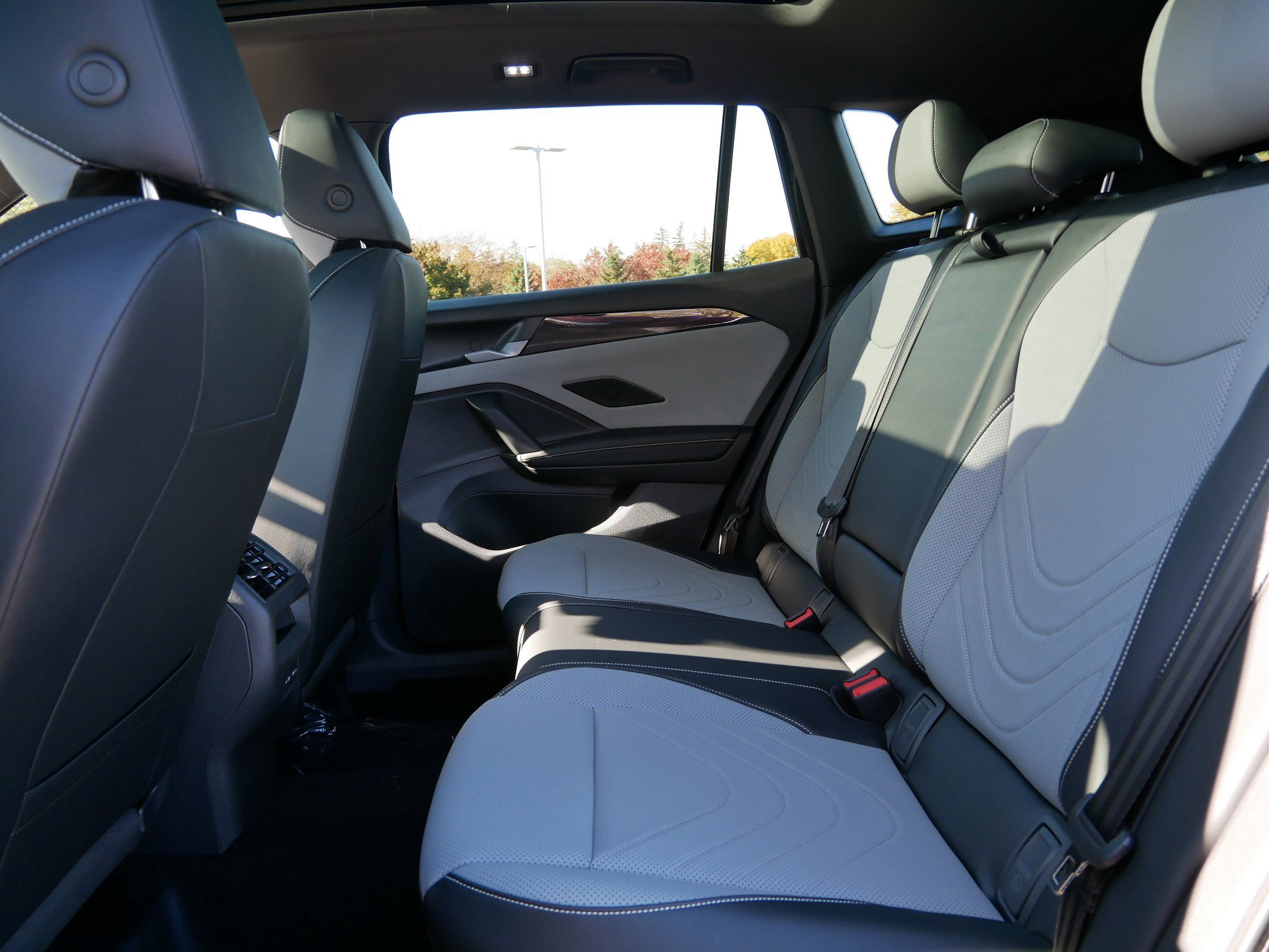 New 2026 Volkswagen Tiguan SE R-Line image 7