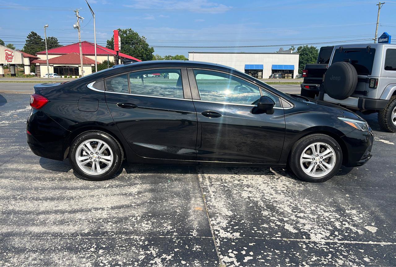 Used 2018 Chevrolet Cruze LT w/ Sun And Sound Package FWD image 2