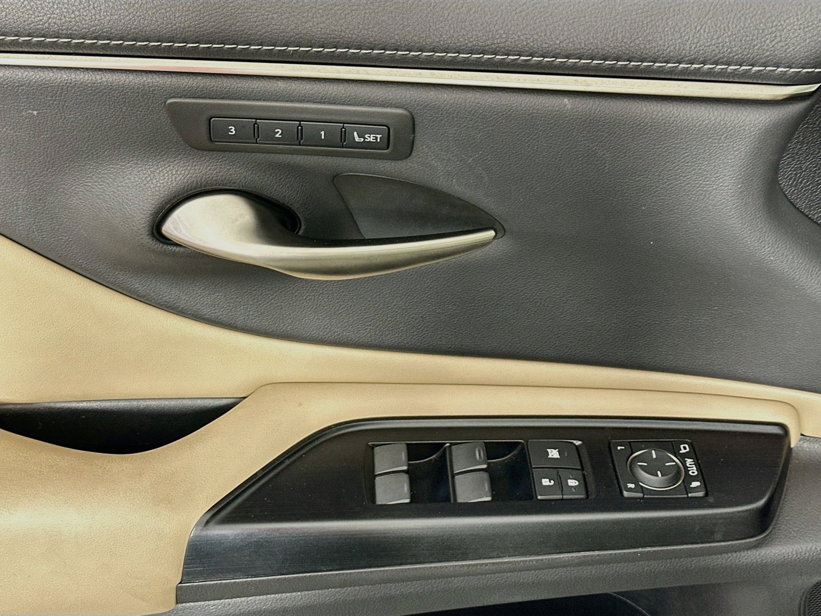 Used 2020 Lexus ES 300h w/ Premium Package FWD image 18