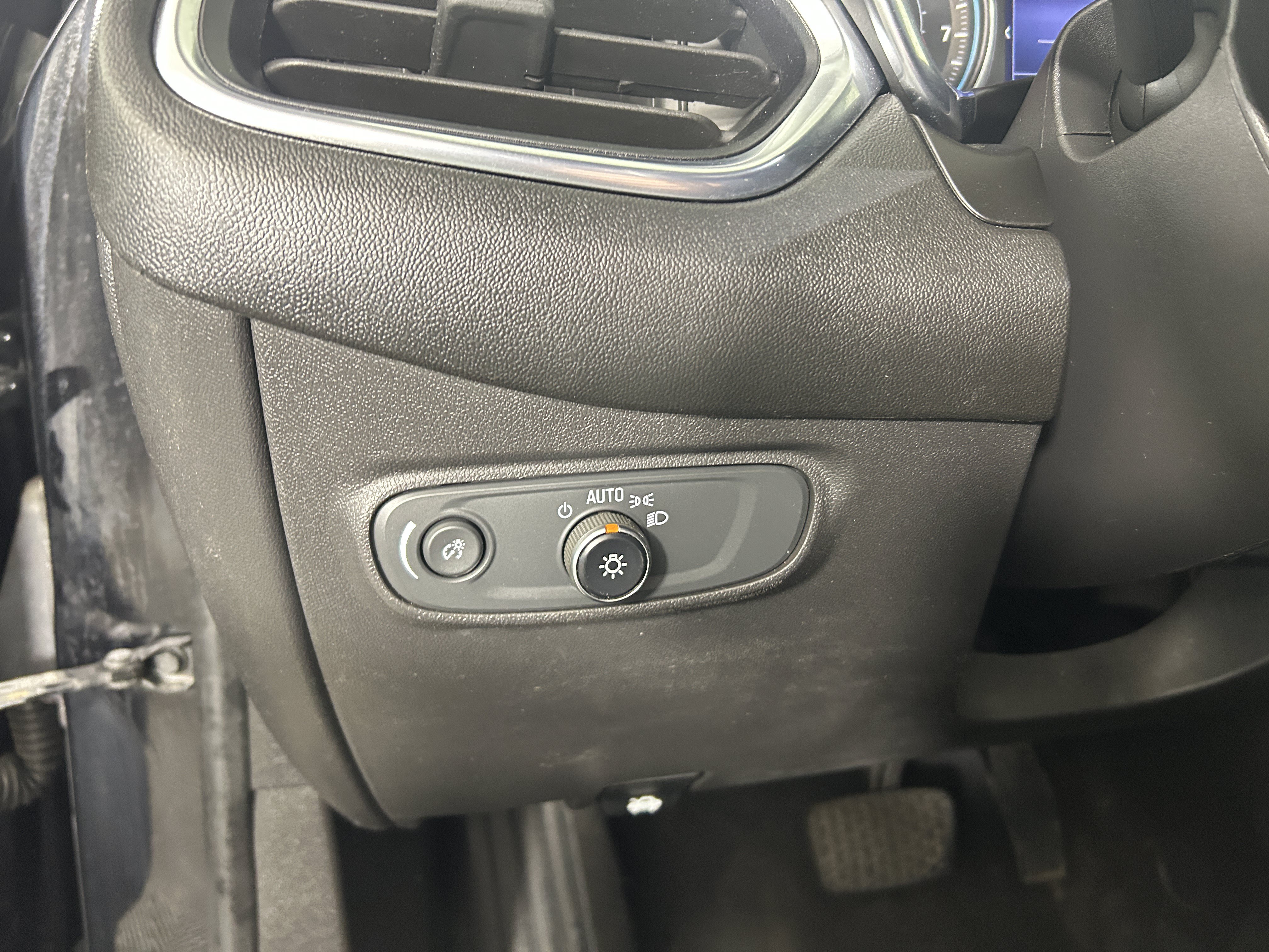 Used 2022 Chevrolet Equinox LT AWD/4WD image 16